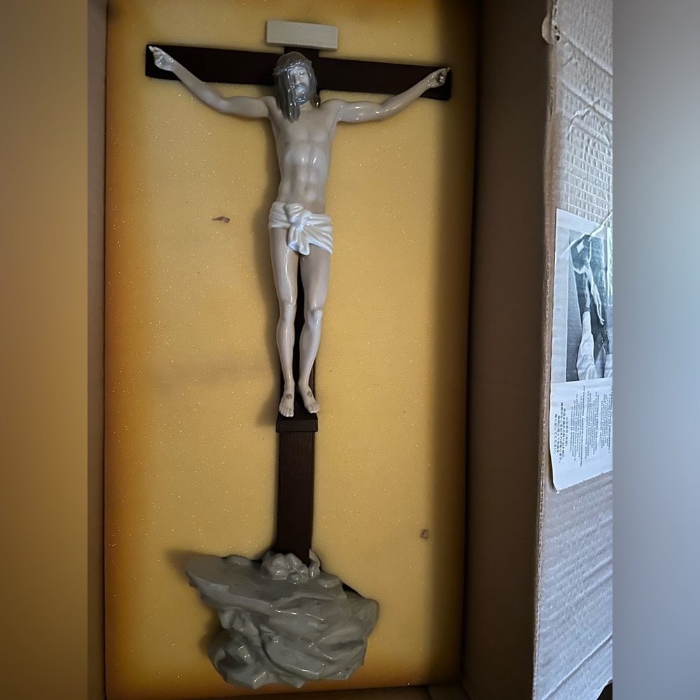 Lladro Our Savior Crucifix Figurine Tabletop